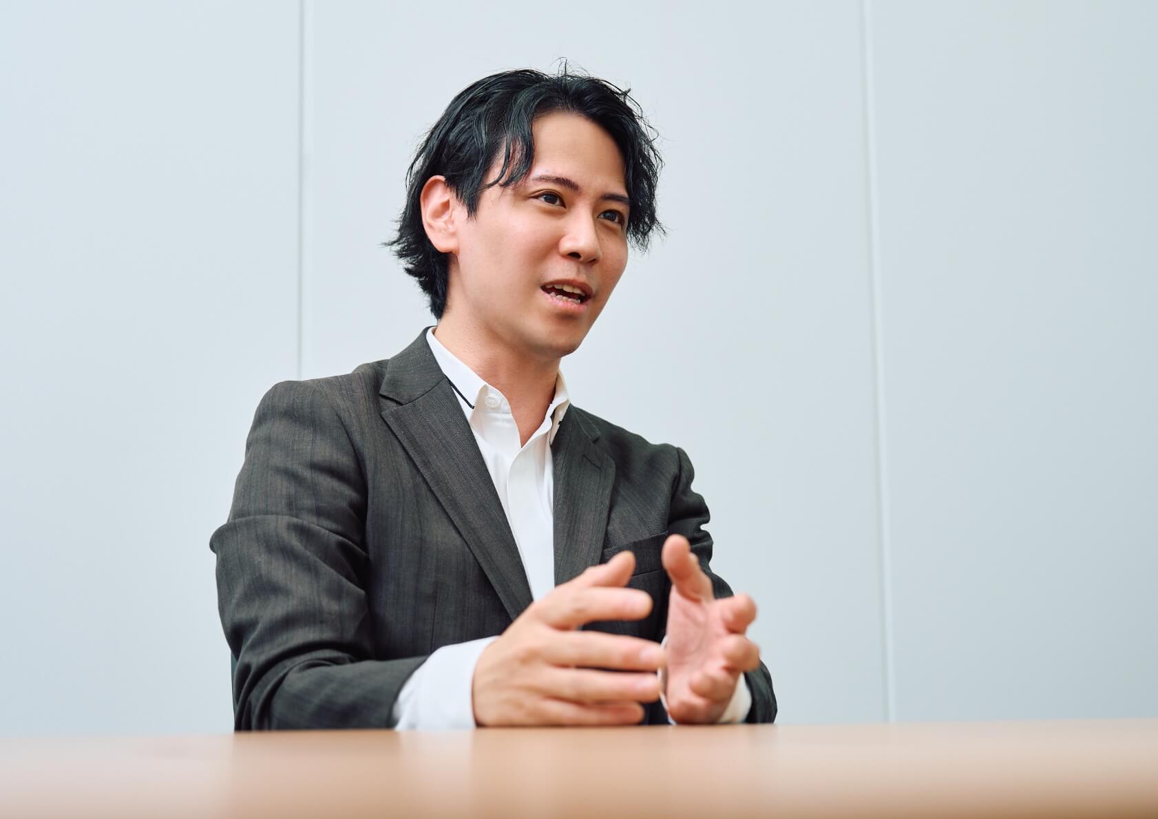 久保が話している写真