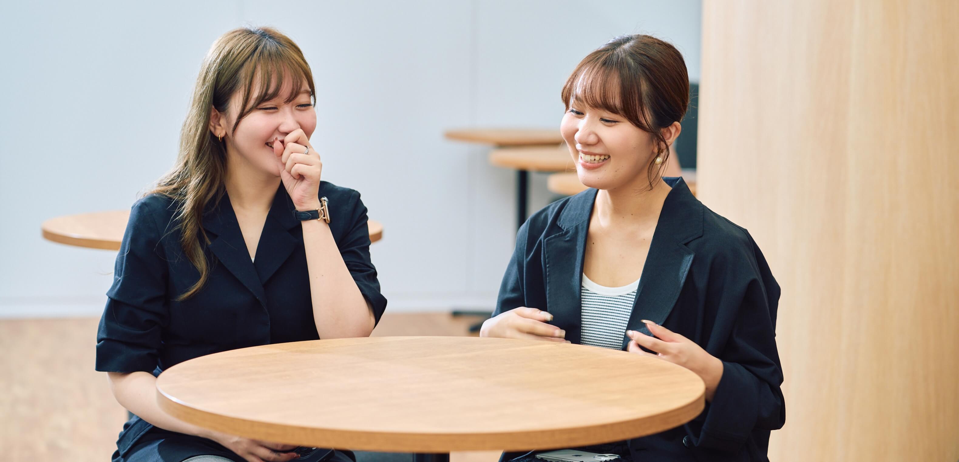 高橋と川﨑が話している写真