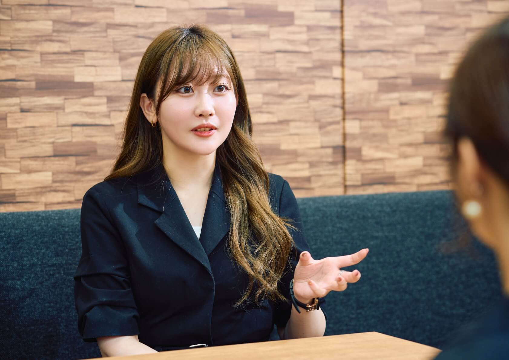 高橋が話している写真