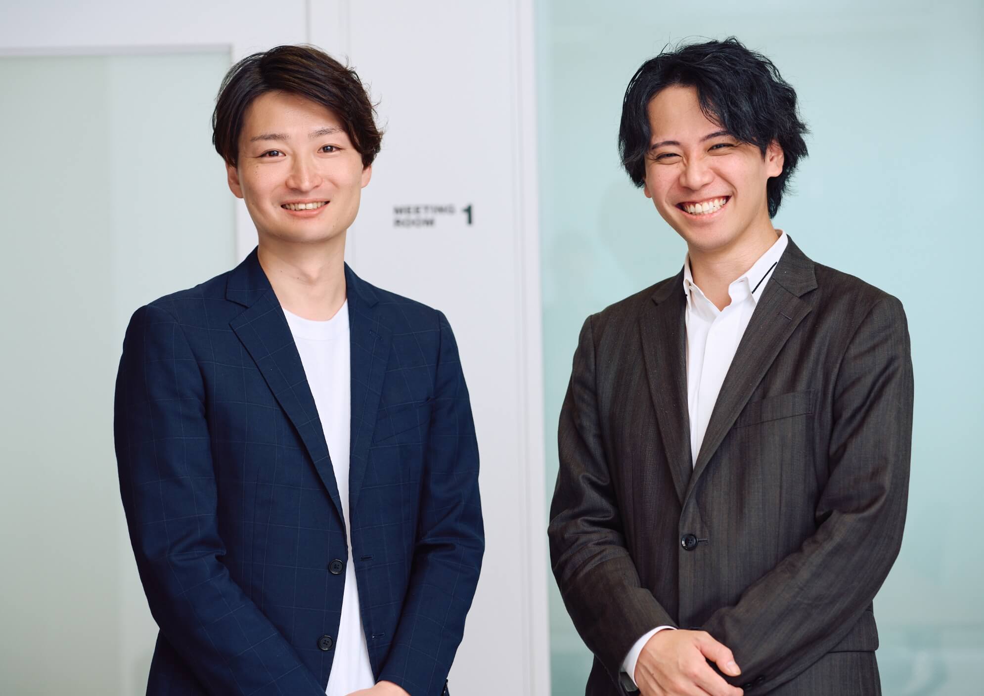 大野と久保が横並びでこちらを向いている写真