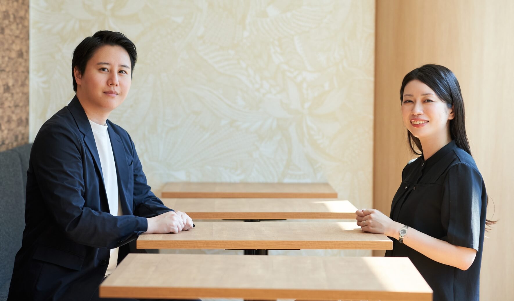 吉松と松井が向かい合わせで座っておりこちらを向いている写真