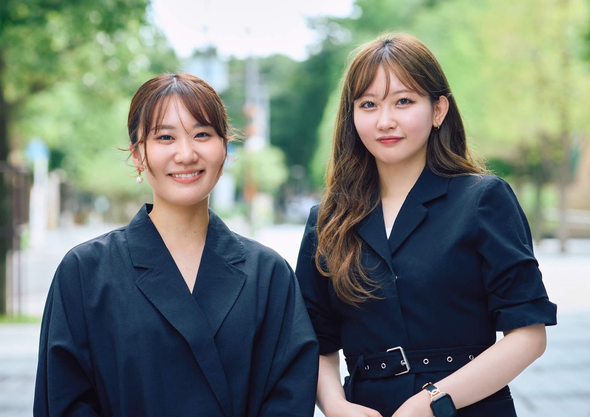 高橋と川崎が横並びでこちらを向いている写真